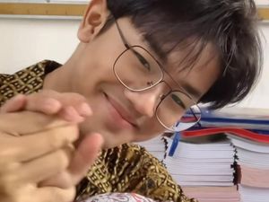 Mirip Artis Korea, Bapak Guru di Bandung Ini Viral Bikin Semangat Sekolah Mirip Artis Korea, Bapak Guru di Bandung Ini Viral Bikin Semangat Sekolah