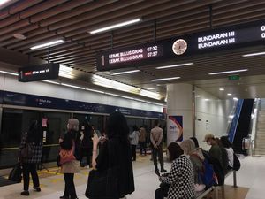 Ada Penumpang yang Kaget, Baru Tahu Hari Ini Tarif MRT Cuma Rp 1 Ada Penumpang yang Kaget, Baru Tahu Hari Ini Tarif MRT Cuma Rp 1