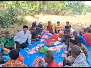 Tradisi Sebar Uang Udik-udikan Wujud Syukur-Bahagia Warga Bojonegoro Tradisi Sebar Uang Udik-udikan Wujud Syukur-Bahagia Warga Bojonegoro