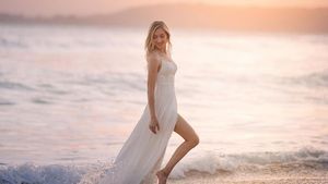 7 Potret Varsha Strauss Cantik Bak Model, Liburan Sambil Pemotretan di Pantai