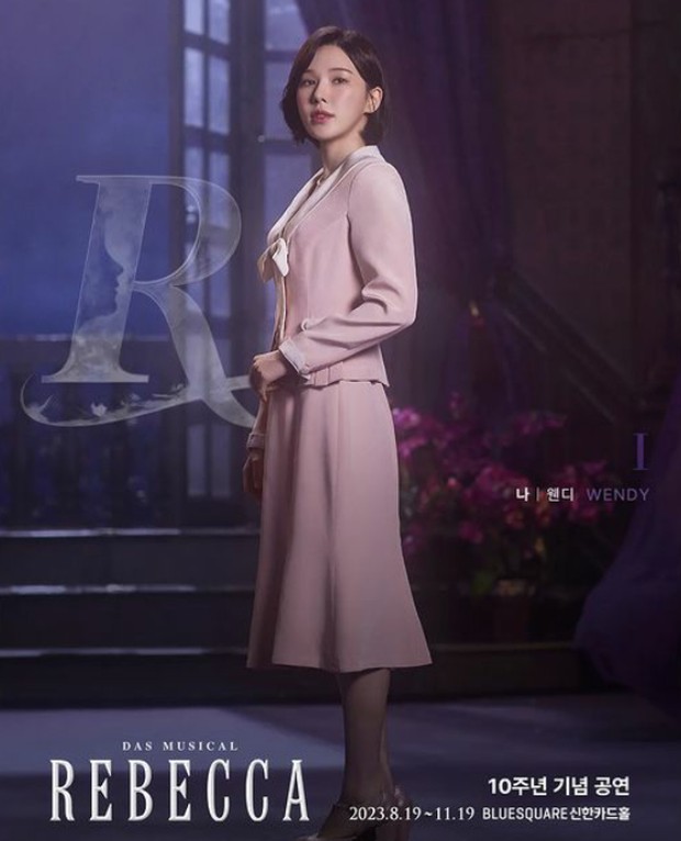 Wendy sebagai I dalam drama musikal Rebecca Foto Wendy dalam poster drama.