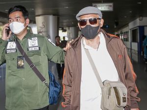 Dosen WN Singapura yang Ber-KTP Indonesia Akhirnya Dideportasi Dosen WN Singapura yang Ber-KTP Indonesia Akhirnya Dideportasi