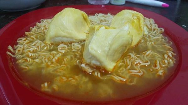 10 Penistaan Durian, Jadi Isian Burger hingga Topping Mie Rebus