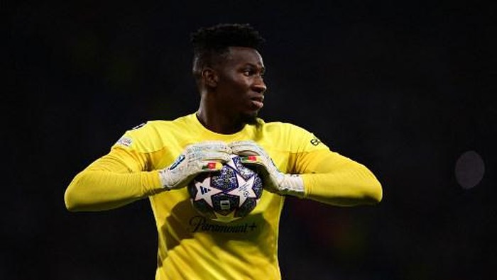 Inter Milans Cameroonian goalkeeper #24 Andre Onana holds onto the ball during the UEFA Champions League final football match between Inter Milan and Manchester City at the Ataturk Olympic Stadium in Istanbul, on June 10, 2023. (Photo by Marco BERTORELLO / AFP)
