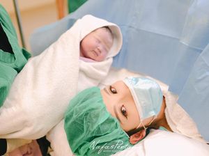 Angela Tee Melahirkan Seminggu Lebih Cepat: Niatnya Mau Tanggal Lahir Anak Seperti Jokowi