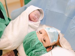 Angela Tee Melahirkan Seminggu Lebih Cepat: Niatnya Mau Tanggal Lahir Anak Seperti Jokowi