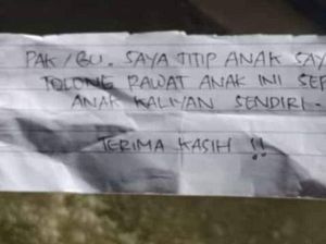 Bayi Ditinggal di Teras Rumah Warga Banyumas, Ada Suratnya: Saya Titip... Bayi Ditinggal di Teras Rumah Warga Banyumas, Ada Suratnya: Saya Titip...