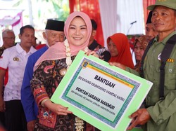 Bupati Klaten Serahkan Dana Pendidikan-Bantuan Sembako ke Warga Jatinom