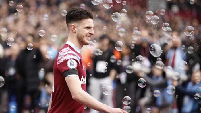 West Hams Declan Rice walks ahead the English Premier League soccer match between West Ham United and Chelsea in London, Saturday, Feb. 11, 2023. (AP Photo/David Cliff)