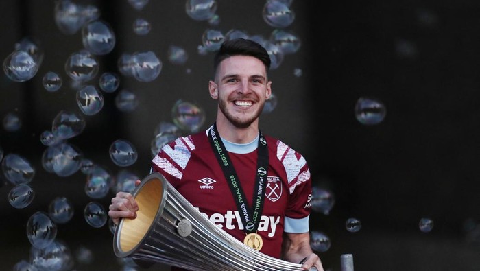 Soccer Football - Europa Conference League - West Ham United Victory Celebration - London, Britain - June 8, 2023 West Ham Uniteds Declan Rice celebrates with the trophy after winning the Europa Conference League Action Images via Reuters/Andrew Boyers