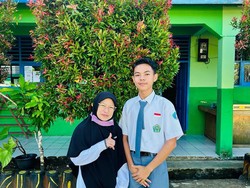 Kisah Derlin, Siswa MAN yang Viral Bangun Dini Hari Demi Jualan Sambil Sekolah