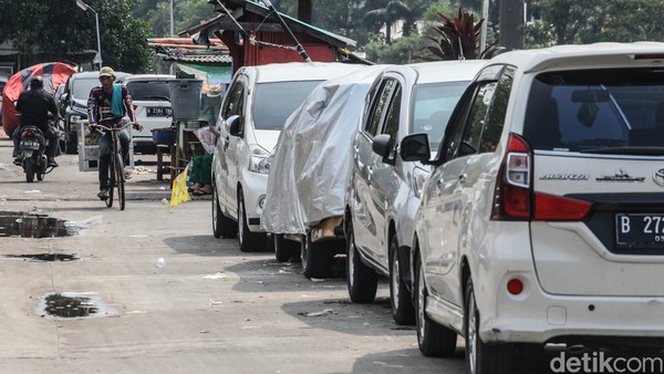 Masih ada pemilik mobil yang parkir di jalanan di Cengkareng, Jakarta Barat. Di sisi lain, Pemprov DKI Jakarta masih mengkaji sanksi bagi pemilik mobil yang tidak punya garasi.