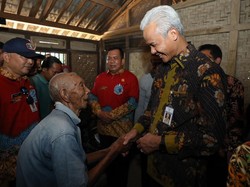 Ganjar Ajak Warga Gotong Royong Bantu Perbaiki Rumah Tak Layak Huni
