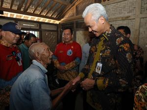 Ganjar Ajak Warga Gotong Royong Bantu Perbaiki Rumah Tak Layak Huni Ganjar Ajak Warga Gotong Royong Bantu Perbaiki Rumah Tak Layak Huni