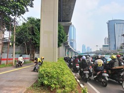 Gatot Subroto Macet Pagi Ini, Pemotor Terobos Trotoar
