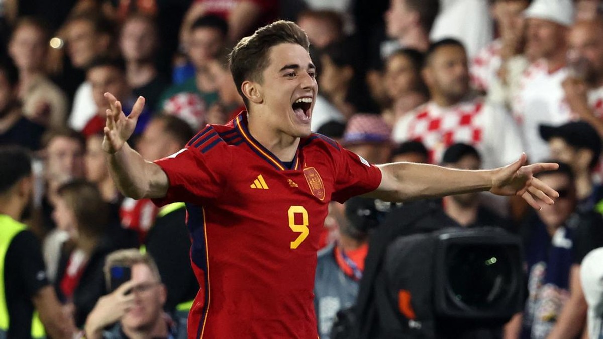 Gavi disoraki suporter saat rayakan gelar juara Nations League 2023 Spanyol (REUTERS/YVES HERMAN)