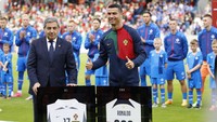 Ronaldo masuk buku rekor sebagai pemain pertama yang tampil 200 kali di level internasional. Dia melakukannya selama 19 tahun 304 hari sejak debut bersama Portugal. Laga ke-200 Ronaldo semakin spesial dengan gol yang dia cetak ke gawang Islandia jelang waktu normal habis. CR7 mencetak gol tunggal kemenangan Portugal 1-0 atas tim tuan rumah.