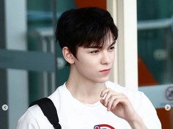 Gaya Vernon SEVENTEEN Jadi Global Ambassador Pertama Kenzo, Debut di Paris