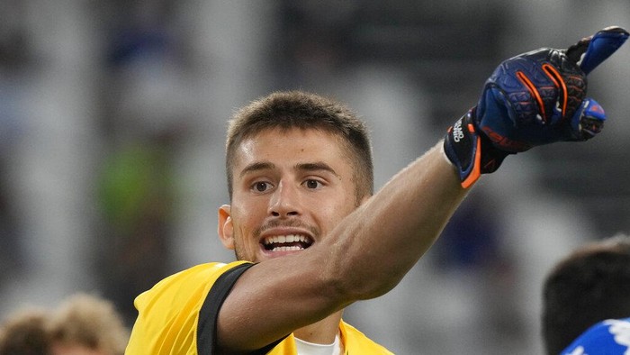 Empolis goalkeeper Guglielmo Vicario gestures during a Serie A soccer match between Juventus and Empoli, at the Allianz stadium in Turin, Italy, Saturday, Aug. 28, 2021. (AP Photo/Luca Bruno)