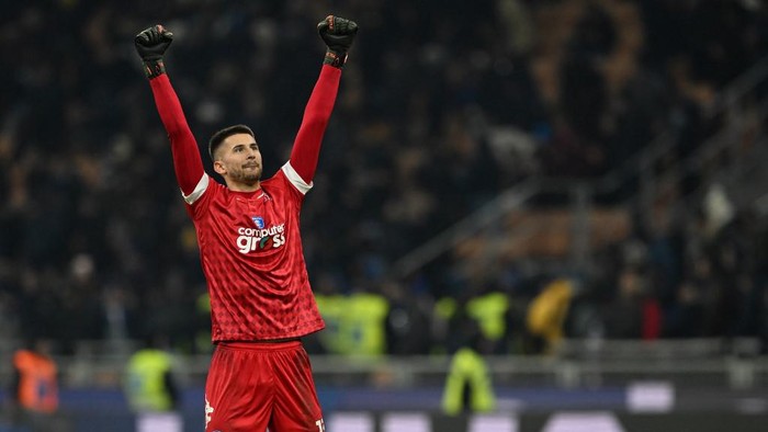 Empolis Italian goalkeeper Guglielmo Vicario celebrates at the end of the Italian Serie A football match between Inter and Empoli on January 23, 2023 at the Giuseppa-Meazza (San Siro) stadium in Milan. (Photo by MIGUEL MEDINA / AFP)