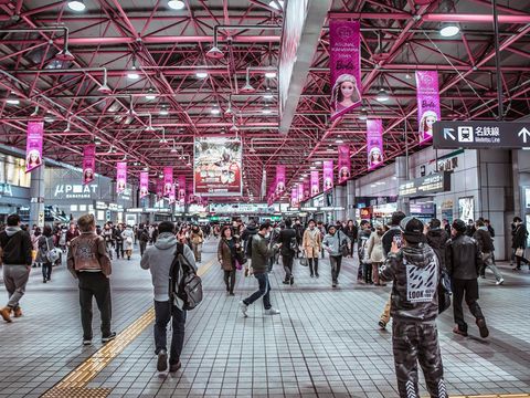 Ilustrasi orang-orang di stasiun kereta