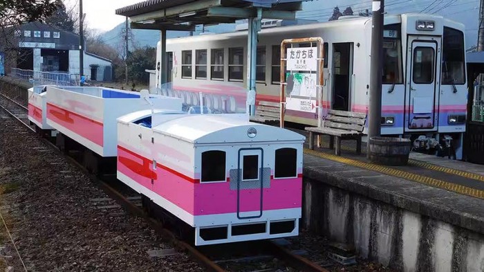 Kereta Api Amaterasu merupakan kereta api lokal yang cukup populer di Jepang. Selain karena kereta ini melintasi jembatan kereta api tertinggi di Jepang, kereta ini menjadi semakin unik karena bahan bakarnya.