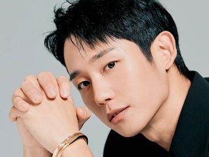 Netizen Gempar, Jung Hae In Patahkan Kutukan Foto Paspor Jelek