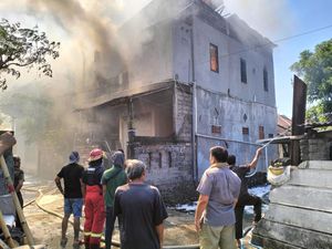 Diduga Korsleting Listrik, Rumah Berlantai Dua di Denpasar Terbakar