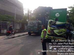 Kecelakaan 2 Truk Trailer di Pluit Jakut hingga Bagian Kabin Ringsek
