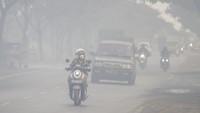 Video Perjuangan Warga Kalsel Menembus Asap, Jarak Pandang Terbatas