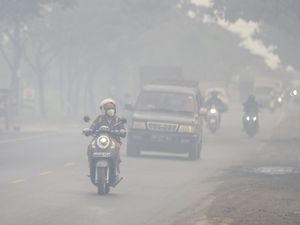 Video Perjuangan Warga Kalsel Menembus Asap, Jarak Pandang Terbatas