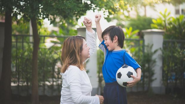 Mengenal Peran Player Escort, Anak Kecil yang Dampingi Pemain Sepak Bola