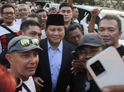 Prabowo Disambut Relawan saat Tiba di Solo, Gibran Ngaku Tak Ikut-ikut