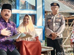 Menteri ATR/BPN Keliling Perkampungan Garut Bagikan Sertifikat Tanah