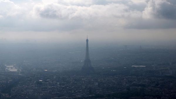 Potret Menara Eiffel Berselimut Kabut