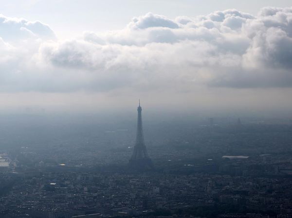 Potret Menara Eiffel Berselimut Kabut