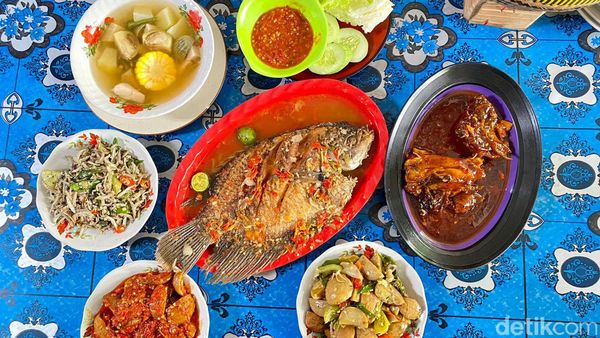 Enaknye! Pecak hingga Jengkol di Warung Ayah Rojak, Mandra dan Nyak Kopsah