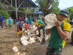 51 Prajurit Yonif Para Raider Bantu Warga Perbaiki Jalan Rusak di Maros