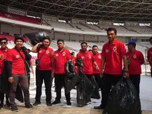 Persiapan Puncak BBK, Anak Muda Binaan PDIP Bersihkan Sampah di Area GBK