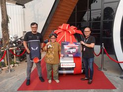 Telkomsel Serahkan Hadiah Utama Wuling Air EV di Program Jelajah Digital