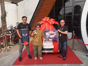 Telkomsel Serahkan Hadiah Utama Wuling Air EV di Program Jelajah Digital