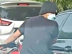 Polisi Ungkap Sosok Pria Viral Bocorkan Ban Sedan dengan Sandal Berpaku
