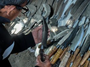 Jelang Idul Adha, Penjualan Pisau Tradisional Meningkat 200 Persen