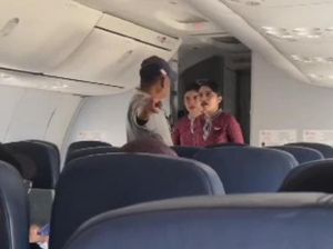 Alotnya Cekcok Pramugari Lion Air Vs Penumpang Kepanasan di Pesawat Alotnya Cekcok Pramugari Lion Air Vs Penumpang Kepanasan di Pesawat