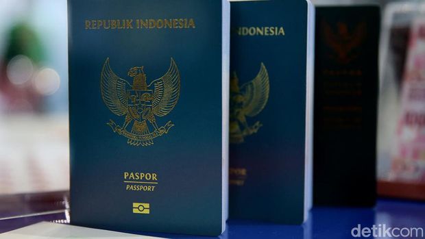 Ada paspor biasa dan elektronik sebagai kartu identitas seseorang saat melakukan perjalanan antar negara. Lalu, apa perbedaan paspor biasa dan elektronik?