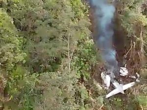 Penampakan Pesawat SAM Air yang Jatuh-Terbakar di Hutan Papua Penampakan Pesawat SAM Air yang Jatuh-Terbakar di Hutan Papua