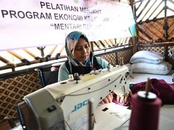 Relawan Sandiaga Beri Pelatihan Menjahit ke Difabel di Kabupaten Bekasi