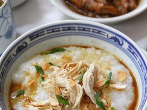 Resep Bubur Ayam Kuah Kecap Bawang yang Lembut Harum Untuk Sarapan