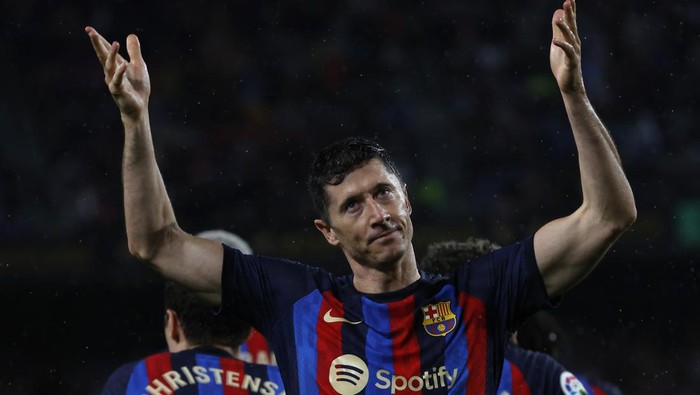 Barcelonas Robert Lewandowski celebrates after scoring his sides second goal during a Spanish La Liga soccer match between Barcelona and Real Betis at the Camp Nou stadium in Barcelona, Spain, Saturday, April 29, 2023. (AP Photo/Joan Monfort)