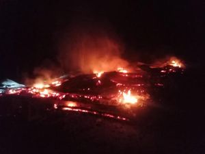 Detik-detik Mencekam Rumah Warga Lutra Dibakar 7 Pria, Putri Korban Histeris Detik-detik Mencekam Rumah Warga Lutra Dibakar 7 Pria, Putri Korban Histeris